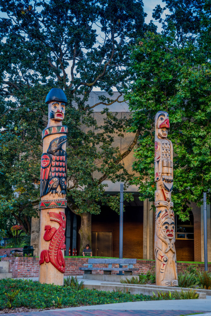 DKGG0N Songhees First Nation, Spirit Poles, Centennial Square, Victoria, British Columbia, Canada